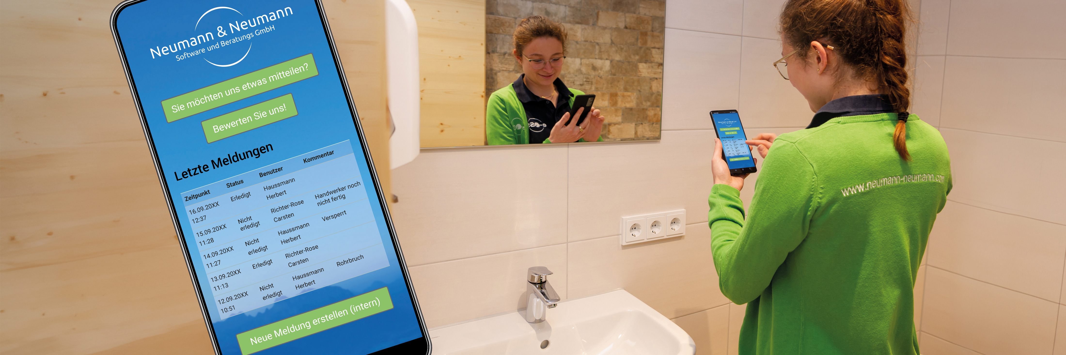 Eine Reinigungskraft in grüner Arbeitskleidung mit der Aufschrift "www.neumann-neumann.com" steht in einem Sanitärraum vor dem Waschbecken und blickt in ein Smartphone, das sie in der Hand hält. Im Vordergrund ist ein Smartphone in der Nahansicht abgebildet, auf dem ein Bildschirm der e-QSS-App zu sehen ist.